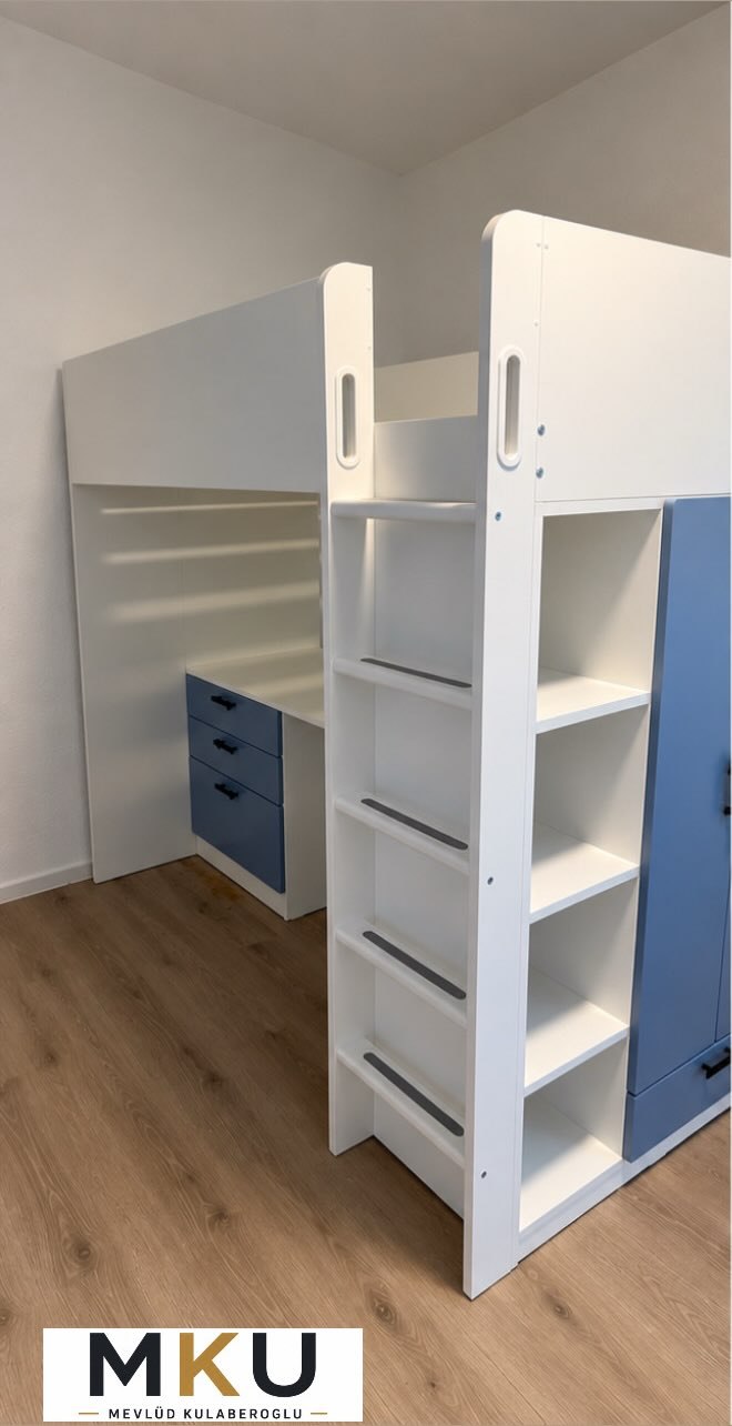 Hochbett mit Leiter, Regal, Schreibtisch und Kleiderschrank