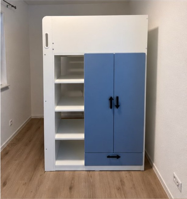 Kleiderschrank mit blauen Türen und offenen Fächern am Hochbett